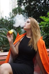 vaping women